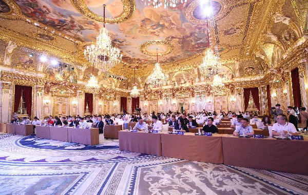 榮耀加冕！鷗王磁磚?巖板斬獲“巖板十大品牌”殊榮